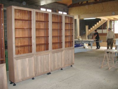 Bibliothèque en noyer à l‘atelier