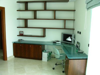 Ensemble bureau plateau verre et étagères en merisier