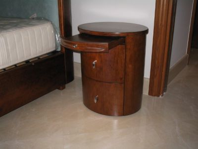 Table de chevet en merisier teinté vernis