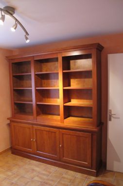 Bibliothèque en poirrier vernis teinté