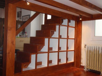Bibliothèque sous escalier sapin teinté vernis