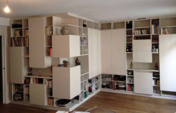 Bibliothèque avec cuisine intégrée
