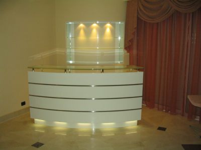 Meuble bar laqué avec barres inox encastrées